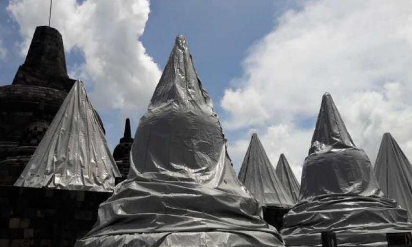 Stupa Candi Borobudur Sementara Ditutup Terpal