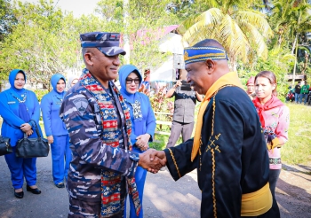 Brigjen TNI (Mar) Said Latuconsina Mendapat Gelar Adat Upu Latu Kupenia oleh Lembaga Adat Lumbatu Nuru Sikwa, Kabupaten Seram Bagian Barat