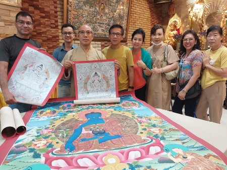 Ven. Long Shan, Nepalese Thangka Shop Owner Confirm With Each Other for Return Visit
